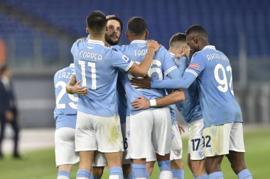 ROME, ITALY - 24 Ekim: SS Lazio takımından Luis Alberto, SS Lazio ile Bologna FC arasında 24 Ekim 2020 'de Roma' da oynanan Stadio Olimpico 'da oynanan futbol maçının açılış golünü attıktan sonra takım arkadaşlarıyla birlikte kutluyor.
