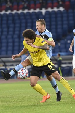 ROME, ITALY - 20 Ekim: Alex Witsel (28) UEFA Şampiyonlar Ligi grubu Lazio ile Borussia Dortmund Stadio Olimpico arasında oynanan 20 Ekim 2020 'de İtalya' da oynanan maçta SS Lazio 'lu Lucas leiva' ya karşı harekete geçti. 