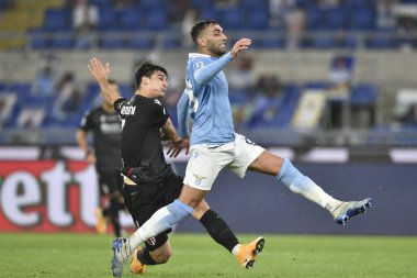 ROME, ITALY - 24 Ekim Riccardo Orsolini (L) 24 Ekim 2020 tarihinde Roma 'da İtalya / LM' de oynanan Serie A futbol karşılaşması sırasında Lazio 'nun Salim Fares (R) takımına karşı mücadele etti.