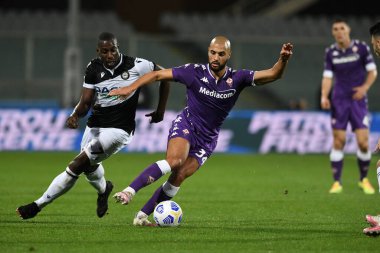 ACF Fiorentina, Floransa, İtalya 'daki Artemio Franchi Stadyumu' nda Udinese Calcio 'ya karşı açtığı ACF Fiorentina maçında Udinese calcio' lu stefano okaka 'ya karşı hareket halindeki sofyan amrabat, 25 Ekim 2020