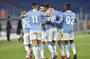 ROME, ITALY - 24 Ekim: SS Lazio takımından Luis Alberto, SS Lazio ile Bologna FC arasında 24 Ekim 2020 'de Roma' da oynanan Stadio Olimpico 'da oynanan futbol maçının açılış golünü attıktan sonra takım arkadaşlarıyla birlikte kutluyor.