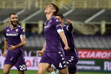 Acf fiorentina 'dan Nikola Milenkoviç, İtalya' nın Floransa kentindeki Artemio Franchi Stadyumu 'nda ACF Fiorentina ve Udinese Calcio maçında 25 Ekim 2020 - LM / Matteo Papini maçında gol attıktan sonra kutluyor