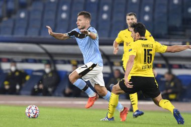 ROME, ITALY - 20 Ekim: SS Lazio Immobile (L), UEFA Şampiyonlar Ligi grubu olan SS Lazio ve Borussia Dortmund Stadio Olimpico arasında 20 Ekim 2020 tarihinde oynanan karşılaşma sırasında Borussia Dortmund 'un Mats Hummels (R) takımına karşı harekete geçti.