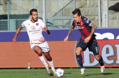 Bologna 'dan Federico Santander (R) 27 Ekim 2020' de İtalya 'nın Bologna kentindeki Renato Dall' Ara Stadyumu 'nda oynanan Coppa Italia maçında Bologna Fc ve Reggina karşı karşıya geldi. Fotoğraf Michele Nucci / LM