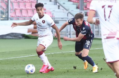 Reggina 'dan Alessandro Farroni (L) ve Bologna' dan Andri Fannar Baldursson, 27 Ekim 2020 'de İtalya' nın Bologna kentindeki Renato Dall 'Ara stadyumunda oynanan Coppa Italia Fc-Reggina maçında karşı karşıya geldiler. Fotoğraf Michele Nucci / LM