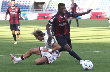Reggina 'dan Alessandro Farroni ve Bologna' dan İbrahima Mbaye (R) 27 Ekim 2020 'de İtalya' nın Bologna kentindeki Renato Dall 'Ara stadyumunda oynanan Coppa Italia Fc - Reggina maçında karşı karşıya geldiler. Fotoğraf Michele Nucci / LM