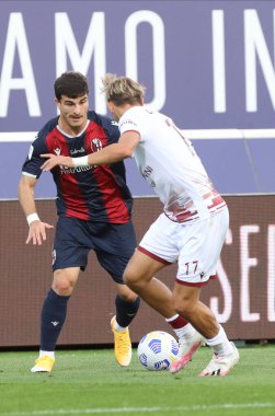 Bologna 'dan Riccardo Orsolini (L) ve Reggina' dan Alessandro Farroni 27 Ekim 2020 'de İtalya' nın Bologna kentindeki Renato Dall 'Ara Stadyumu' nda oynanan Coppa Italia maçında Bologna Fc-Reggina maçında karşı karşıya geldiler. Fotoğraf Michele Nucci / LM