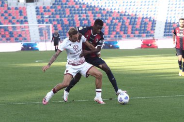 Reggina 'dan Alessandro Farroni ve Bologna' dan İbrahima Mbaye (R) 27 Ekim 2020 'de İtalya' nın Bologna kentindeki Renato Dall 'Ara stadyumunda oynanan Coppa Italia Fc - Reggina maçında karşı karşıya geldiler. Fotoğraf Michele Nucci / LM