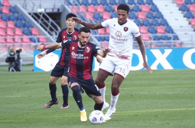 Bologna 'dan Nicola Sansone ve Reggina' dan Michael Folorunsho (R) 27 Ekim 2020 'de İtalya' nın Bologna kentindeki Renato Dall 'Ara Stadyumu' nda oynanan Coppa Italia Fc - Reggina maçında maç yapıyorlar. Fotoğraf Michele Nucci / LM