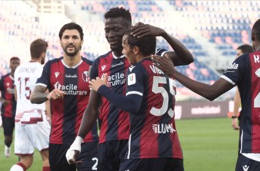 Emanuel Vignato, İtalya 'nın Bologna kentindeki Renato Dall' Ara Stadyumu 'nda oynanan Coppa Italia maçında 1-0' lık gol attıktan sonra 271020-calcio coppa Italia - Bologna-Reggina - Emanuel Vignato sevinçten havalara uçtu. Fotoğraf: Michele Nu