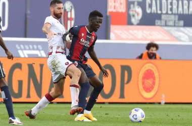 Bologna 'dan İbrahima Mbaye (R) 27 Ekim 2020' de İtalya 'nın Bologna kentindeki Renato Dall' Ara Stadyumu 'nda oynanan Coppa Italia maçında Bologna Fc-Reggina maçında. Fotoğraf Michele Nucci / LM