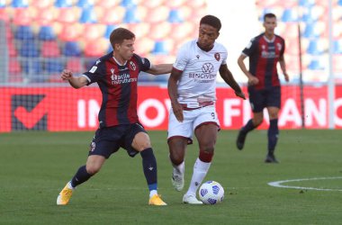 Bologna 'dan Andri Fannar Baldursson (L) ve Reggina' dan Ricardo Faty, 27 Ekim 2020 'de İtalya' nın Bologna kentindeki Renato Dall 'Ara stadyumunda oynanan Coppa Italia Fc-Reggina maçında karşı karşıya geldiler. Fotoğraf Michele Nucci / LM
