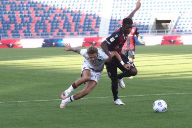 Reggina 'dan Alessandro Farroni ve Bologna' dan İbrahima Mbaye (R) 27 Ekim 2020 'de İtalya' nın Bologna kentindeki Renato Dall 'Ara stadyumunda oynanan Coppa Italia Fc - Reggina maçında karşı karşıya geldiler. Fotoğraf Michele Nucci / LM