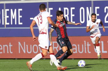 Bologna 'dan Federico Santander (R) 27 Ekim 2020' de İtalya 'nın Bologna kentindeki Renato Dall' Ara Stadyumu 'nda oynanan Coppa Italia maçında Bologna Fc ve Reggina karşı karşıya geldi. Fotoğraf Michele Nucci / LM
