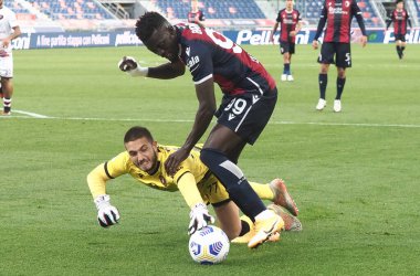 Bologna 'dan Musa Barrow (R) ve Reggina' dan Alessandro Farroni, 27 Ekim 2020 'de İtalya' nın Bologna kentindeki Renato Dall 'Ara stadyumunda oynanan Coppa Italia maçında Bologna Fc-Reggina maçında karşı karşıya geldiler. Fotoğraf Michele Nucci / LM