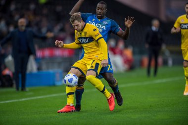 Udinese Calcio, Parma Calcio 'ya karşı 1913' teki Udinese Calcio maçında Riccardo Gagliolo ve stefano okaka (Udinese calcio) İtalya 'nın Udine şehrindeki Dacia Arena stadyumunda, 18 Ekim 2020 - LM / Alessio Marini