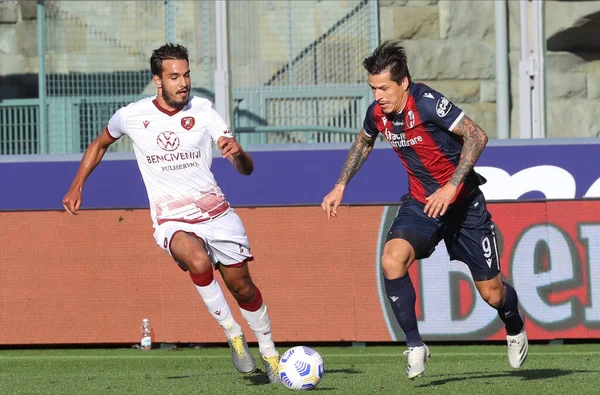 Bologna 'dan Federico Santander (R) 27 Ekim 2020' de İtalya 'nın Bologna kentindeki Renato Dall' Ara Stadyumu 'nda oynanan Coppa Italia maçında Bologna Fc ve Reggina karşı karşıya geldi. Fotoğraf Michele Nucci / LM