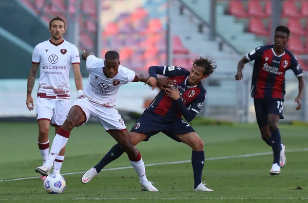 Bologna 'dan Emanuel Vignato (R) ve Reggina' dan Ricardo Faty, 27 Ekim 2020 'de İtalya' nın Bologna kentindeki Renato Dall 'Ara Stadyumu' nda oynanan Coppa Italia Fc-Reggina maçında karşı karşıya geldiler. Fotoğraf Michele Nucci / LM