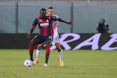 simy (crotone fc) ve rafael toloi (atalanta bc) FC Crotone - Atalanta Bergamasca Calcio maçı sırasında Crotone, İtalya 'da Ezio Scida Stadyumu' nda, 31 Ekim 2020 - LM / Emmanuele Mastrodonato