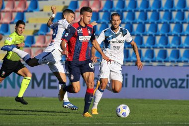 Arkadiusz reca (crotone fc) ve papu gomez (atalanta bc) FC Crotone, Atalanta Bergamasca Calcio 'ya karşı Crotone, İtalya' da Ezio Scida Stadyumu 'nda 31 Ekim 2020 - LM / Emmanuele Mastrodonato