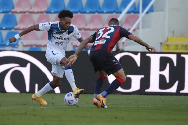 Johan Mojica (atalanta bc) ve pedro pereira (crotone fc) FC Crotone, Atalanta Bergamasca Calcio 'ya karşı, İtalya' nın Crotone kentindeki Ezio Scida Stadyumu 'nda 31 Ekim 2020 - LM / Emmanuele Mastrodonato