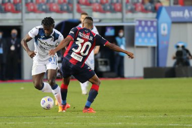 duvan zapata (atalanta bc) and junior messias (crotone fc) during FC Crotone vs Atalanta Bergamasca Calcio at the Ezio Scida Stadium, crotone, İtalya, 31 Ekim 2020 - LM / Emmanuele Mastrodonato