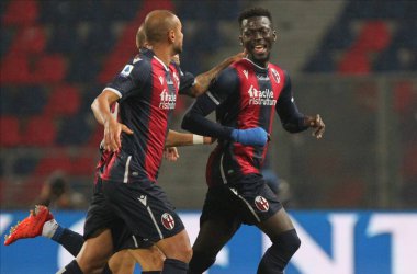 Bologna 'dan Musa Barrow (R), 31 Ekim 2020' de İtalya 'nın Bologna kentindeki Renato Dall' Ara stadyumunda oynanan Bologna Fc-Cagliari Calcio maçında 3-2 'lik golü attıktan sonra sevinçten havalara uçtu. - Fotoğraf Michele Nucci / LM
