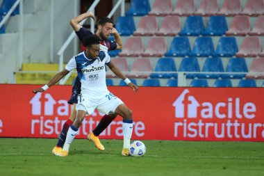 Johan Mojica (atalanta bc) ve Luca Marrone (crotone fc) FC Crotone, Atalanta Bergamasca Calcio 'ya karşı, İtalya' nın Crotone kentindeki Ezio Scida Stadyumu 'nda, 31 Ekim 2020 - LM / Emmanuele Mastrodonato