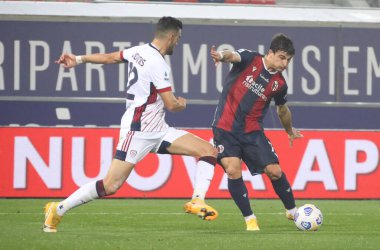Bologna 'dan Riccardo Orsolini (R) ve Cagliari' den Charalampos Lykogiannis İtalya Serie A futbol maçı sırasında Cagliari Calcio 'ya karşı, 31 Ekim 2020' de İtalya 'nın Bologna kentinde Renato Dall' Ara Stadyumu 'nda. - Fotoğraf Michele Nucci / LM