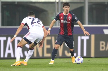 Bologna 'dan Riccardo Orsolini (R) ve Cagliari' den Charalampos Lykogiannis İtalya Serie A futbol maçı sırasında Cagliari Calcio 'ya karşı, 31 Ekim 2020' de İtalya 'nın Bologna kentinde Renato Dall' Ara Stadyumu 'nda. - Fotoğraf Michele Nucci / LM