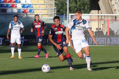 Mario Pasalic (atalanta bc) ve lisandro magallan (crotone fc) FC Crotone - Atalanta Bergamasca Calcio maçı sırasında İtalya 'nın Crotone şehrindeki Ezio Scida Stadyumu' nda, 31 Ekim 2020 - LM / Emmanuele Mastrodonato