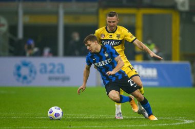 Nikolo Barella (fc inter) ve yasemin kurtic (parma calcio) FC Internazionale ve Parma Calcio 1913 yılındaki Giuseppe Meazza San Siro Stadyumu 'nda 31 Ekim 2020 - LM / Luca Rossini