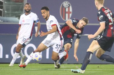 Cagliari 'den Adam Ounas (L) ve Bologna' dan Jerdy Schouten, İtalya 'nın Bologna şehrinde 31 Ekim 2020' de oynanan Renato Dall 'Ara Stadyumu' nda oynanan İtalyan Serie A futbol karşılaşmasında Cagliari Calcio 'ya karşı oynadılar. - Fotoğraf Michele Nucci / LM