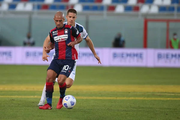 Ahmad benali (crotone fc) ve Mario Pasalic (atalanta bc) FC Crotone, Atalanta Bergamasca Calcio 'ya karşı Crotone, İtalya' da Ezio Scida Stadyumu 'nda 31 Ekim 2020 - LM / Emmanuele Mastrodonato
