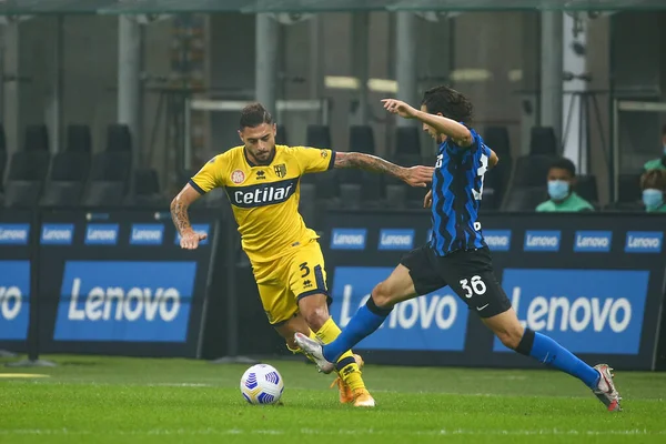Giuseppe pezzella (parma calcio) ve matteo darmian (fc inter) FC Internazionale-Parma Calcio 1913 yılındaki Giuseppe Meazza San Siro Stadyumu 'nda 31 Ekim 2020 - LM / Luca Rossini