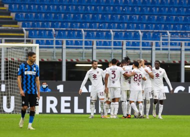 Torino FC 'den Cristian Ansaldi, 22 Kasım 2020' de İtalya 'nın San Siro Stadyumu' nda oynanan FC Internazionale-Torino FC maçı sırasında takım arkadaşlarıyla birlikte kutluyor - Fotoğraf: FCI / Fabrizio Carabelli / LM