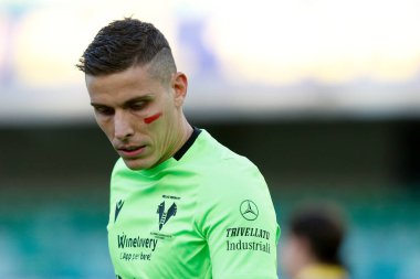 Marco Silvestri (Hellas Verona FC), Hellas Verona ve Sassuolo - İtalyan futbol takımı Serie A 'nın 22 Kasım 2020' de İtalya 'nın Verona kentinde oynanan maçı sırasında yüzünde şiddete karşı kırmızı bir leke gösteriyor.