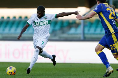 Jeremie Boga (US Sassuolo Calcio) topu Hellas Verona - İtalya Serie A maçı sırasında atıyor. Verona, İtalya - Fotoğraf: LM / Francesco Scaccianoce