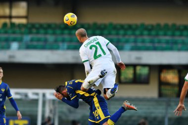 Vlad Chiriches (Sassuolo) ve Samuel Di Carmine (Verona) Hellas Verona ve Sassuolo Calcio - İtalyan futbol takımı Serie A maçı Verona, İtalya, 22 Kasım 2020 - Fotoğraf: LM / Alessio Tarpini