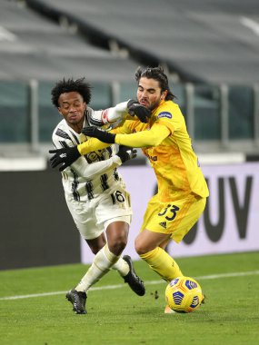 16 Juan Guillermo Cuadrado Bello (JUVENTUS FC) vs Riccardo Sottil (Cagliari) Juventus FC-Cagliari Calcio - İtalyan futbol serisi A karşılaşması Turin, İtalya, 21 Kasım 2020 - Fotoğraf: LM / Claudio Benedetto