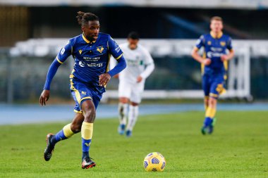 Adrien Tameze (Hellas Verona FC) Hellas Verona-Sassuolo maçında - İtalyan futbolcu Serie A karşılaşması Verona, İtalya - 22 Kasım 2020