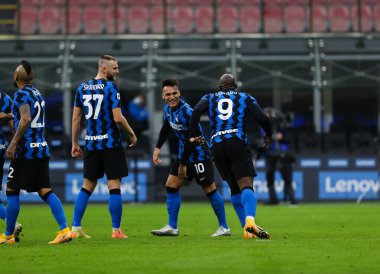 FC Internazionale 'den Romelu Lukaku, 22 Kasım 2020' de İtalya 'nın başkenti Milan' daki San Siro Stadyumu 'nda oynanan FC 2020 / 21 Serie A Internazionale maçında Lautaro Martnez ile birlikte golü kutluyor - Fotoğraf: FCI / Fabrizio 