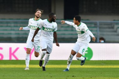 Sassuolo takımından Jeremie Boga, Hellas Verona-Sassuolo Calcio maçında takım arkadaşları Rogerio ve Manuel Locatelli ile birlikte kutluyor - İtalyan futbolcu Serie A maçı IN Verona, İtalya, 22 Kasım 2020 - Fotoğraf: LM / Alessio Tarpini