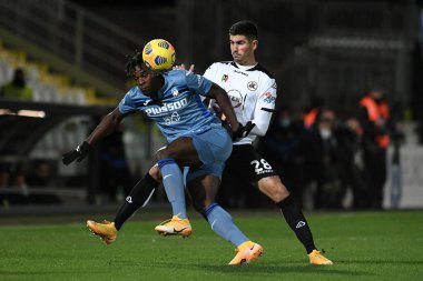 Atalanta BC 'den Duvan Zapata, Spezia-Atalanta maçı sırasında AC Spezia' dan Martin Erliç 'e karşı harekete geçti - İtalyan futbolcu Serie A maçı IN La Spezia, İtalya, 21 Kasım 2020 - Fotoğraf: LM / Matteo Papini