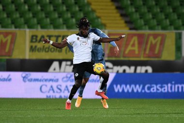 AC Spezia takımından Mbala Nzola, Atalanta BC takımından Cristian Romero 'ya karşı Spezia-Atalanta maçında - İtalyan Serie A maçı IN La Spezia, İtalya, 21 Kasım 2020 - Fotoğraf: LM / Matteo Papini