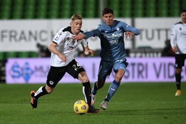 AC Spezia takımından Nahuel Estevez, Atalanta BC takımlarından Matteo Pessina 'ya karşı Spezia-Atalanta maçında - İtalyan futbolcu Serie A maçı La Spezia, İtalya - 21 Kasım 2020 - Fotoğraf: LM / Matteo Papini