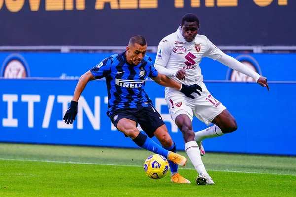 Alexis Sanchez (FC Inter) ve Wilfried Singo (Torino FC) FC 'ye karşı Torino FC - İtalyan Serisi A maçı Milano, İtalya, 22 Kasım 2020 - Fotoğraf: LM / Luca Rossini