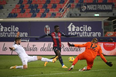 251120 - Coppa calcio - Coppa Italia - Bologna-Spezia - Musa Barrow (Bologna) tra Julian Chabot (Spezia) (bir sinistra) e Titas Krapikas (Spezia) - foto Michele Nucci Bologna FC - Spezia Calcio - İtalyan futbol takımı Coppa Italia - Bologna, 