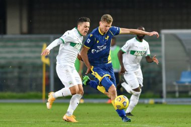 Hellas Verona-Sassuolo Calcio maçında Pawel Dawidowicz (Verona) ve Giacomo Raspadori (Sassuolo) - İtalyan futbolcu Serie A karşılaşması Verona, İtalya - 22 Kasım 2020