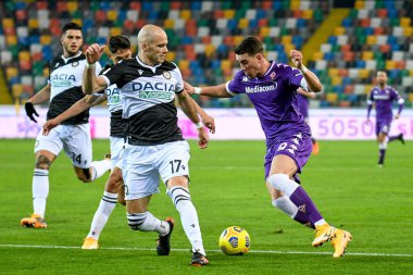 Dusan Vlahoviç (Fiorentina), Udinese Calcio-ACF Fiorentina maçında Bram Nuytinck (Udinese) tarafından engellenen topu taşıyor - İtalyan futbolu Coppa Italia maçı IN Udine, İtalya, 25 Kasım 2020 - Fotoğraf: LM / Ettore Griffoni